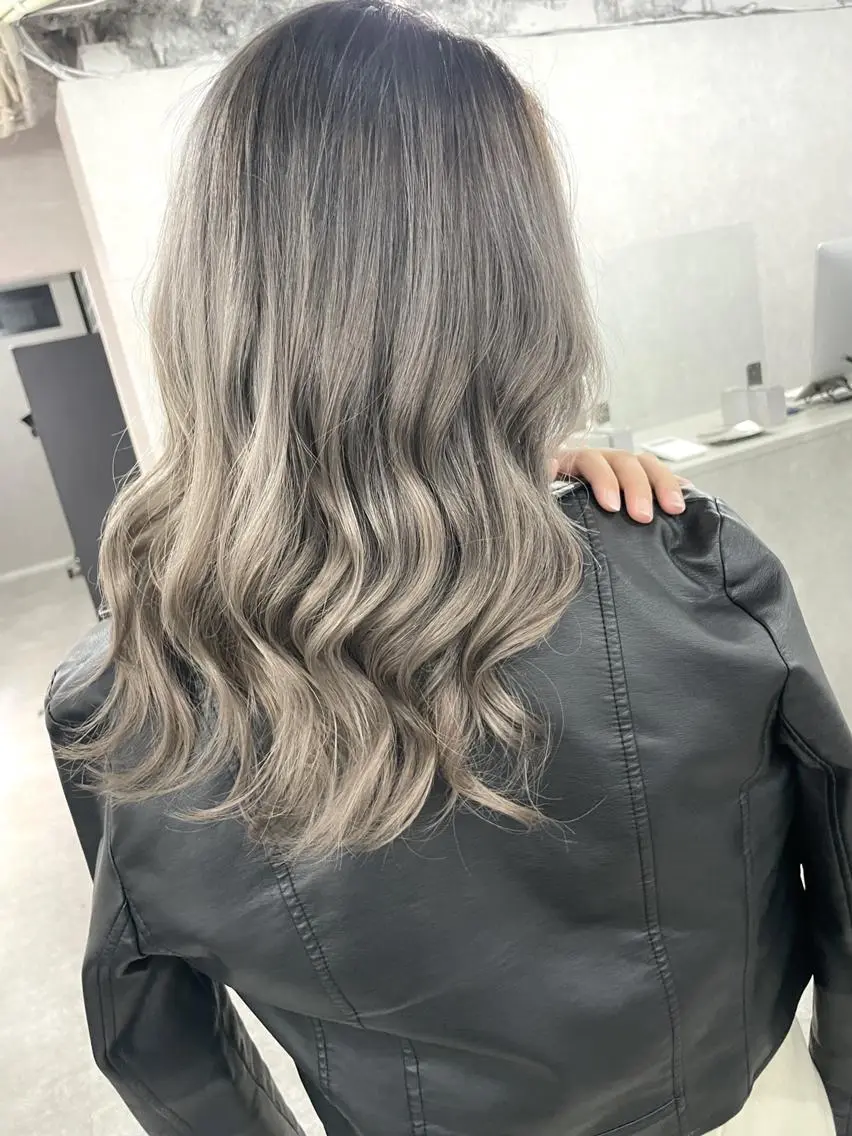 ロング カラー パーマ ヘアアレンジ シールエクステ アッシュ バレイヤージュ ベージュカラー ブリーチ ハイトーン カラーのヘアスタイル
