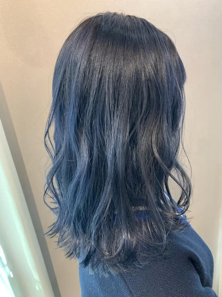 セミロング カラー ブリーチ ブルーカラー ネイビーカラー カット ヘアカラー トリートメント hubhair レイヤー/透明感のヘアスタイル
