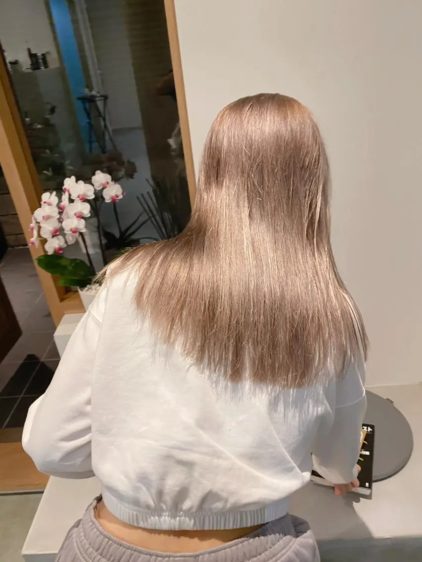 セミロング カラー 美髪ストレート 川本雄己のヘアスタイル