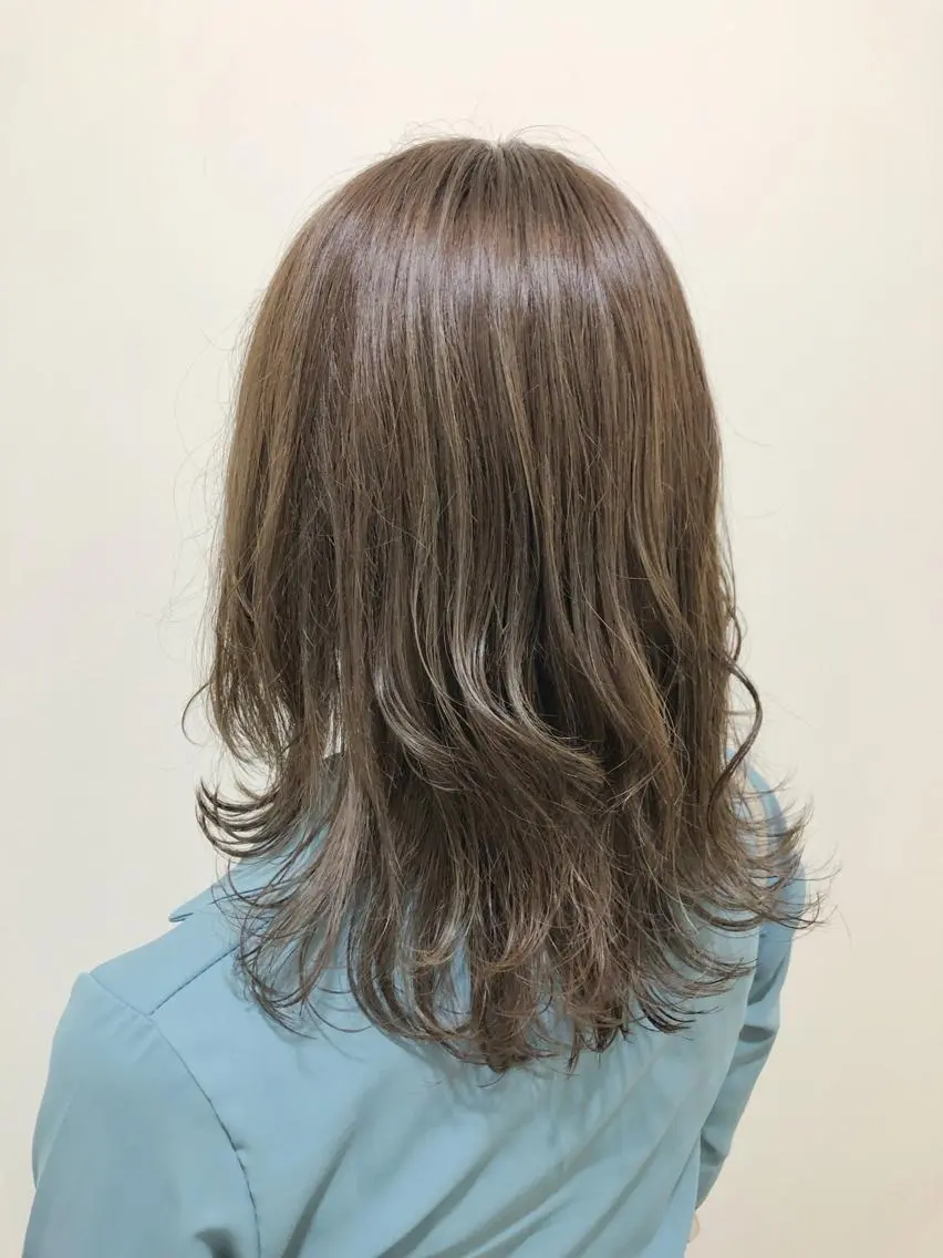 ミディアム カラー グレージュ ハイライトカラー ハイライト 大平 美沙のヘアスタイル