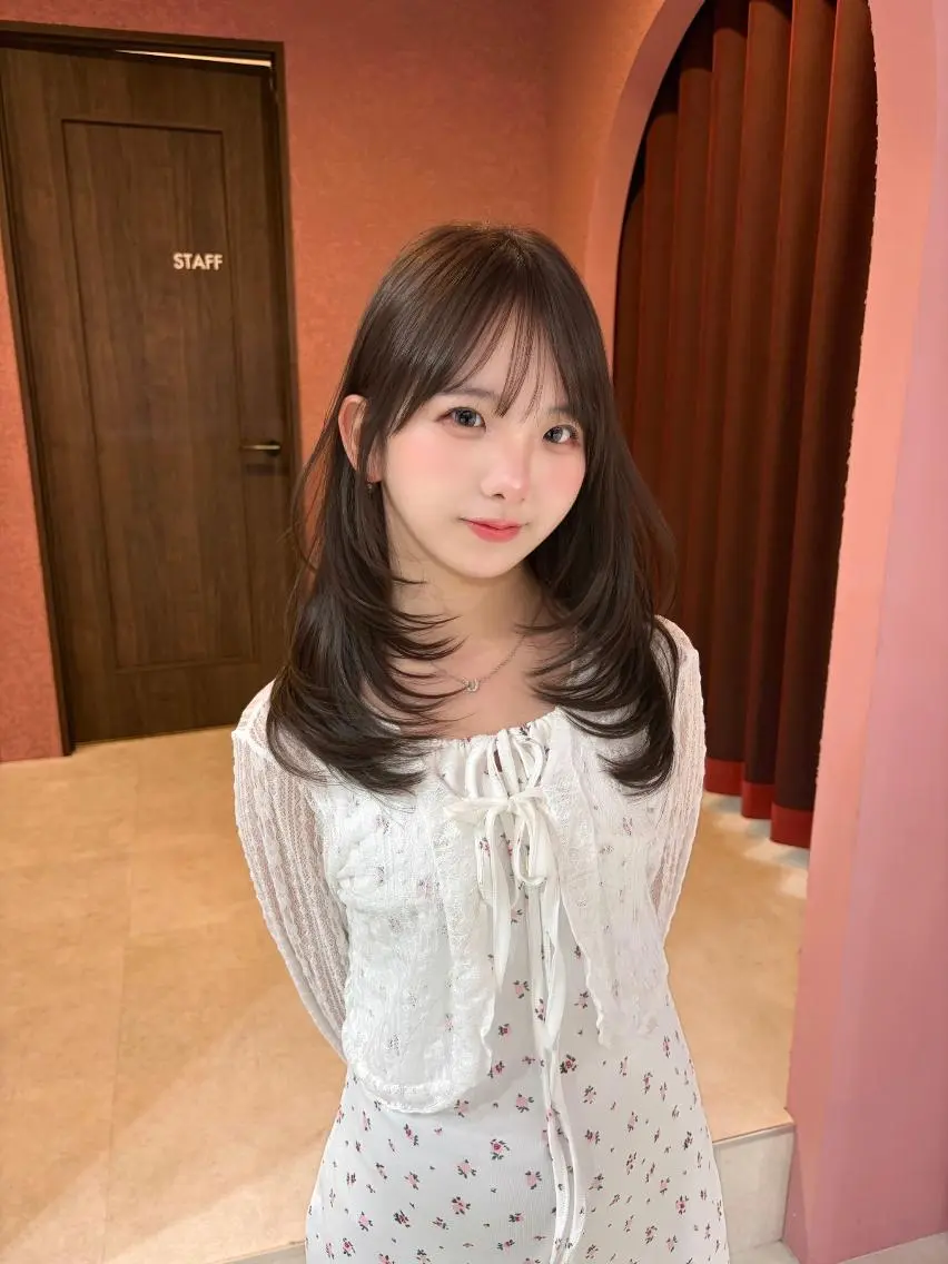 セミロング 韓国風ヘア レイヤーカット ヘアカラー トリートメント クロスパーマ/前髪 縮毛 木串楽人のヘアスタイル