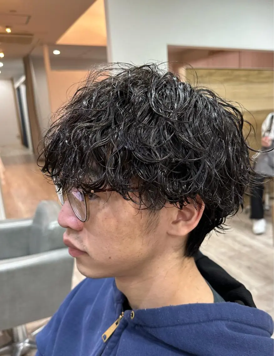 ショート パーマ メンズ メンズパーマ 波巻きパーマ 黒須 蓮太のヘアスタイル