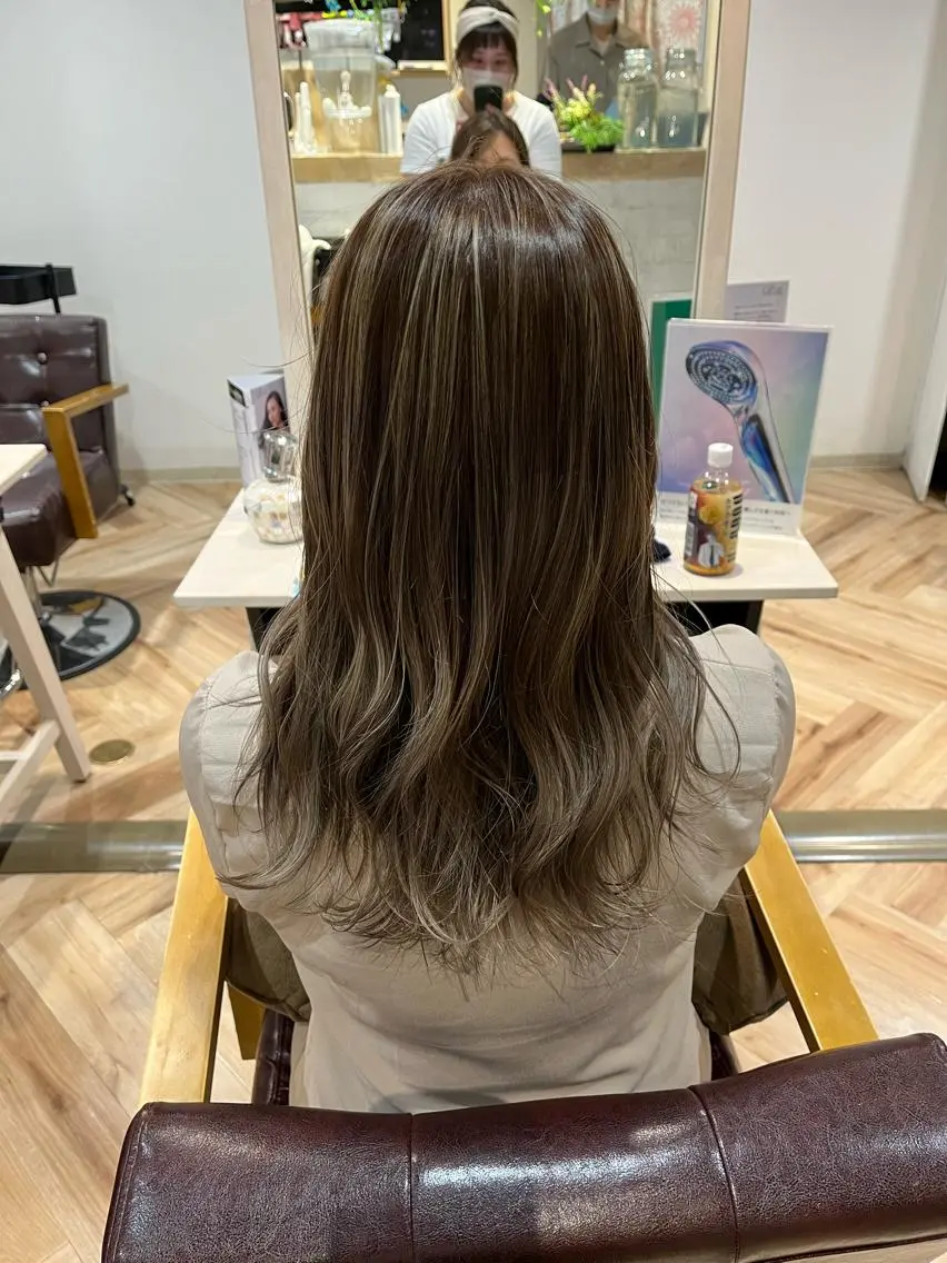 セミロング ハイライト ヘアカラー 伊東 彩花のヘアスタイル