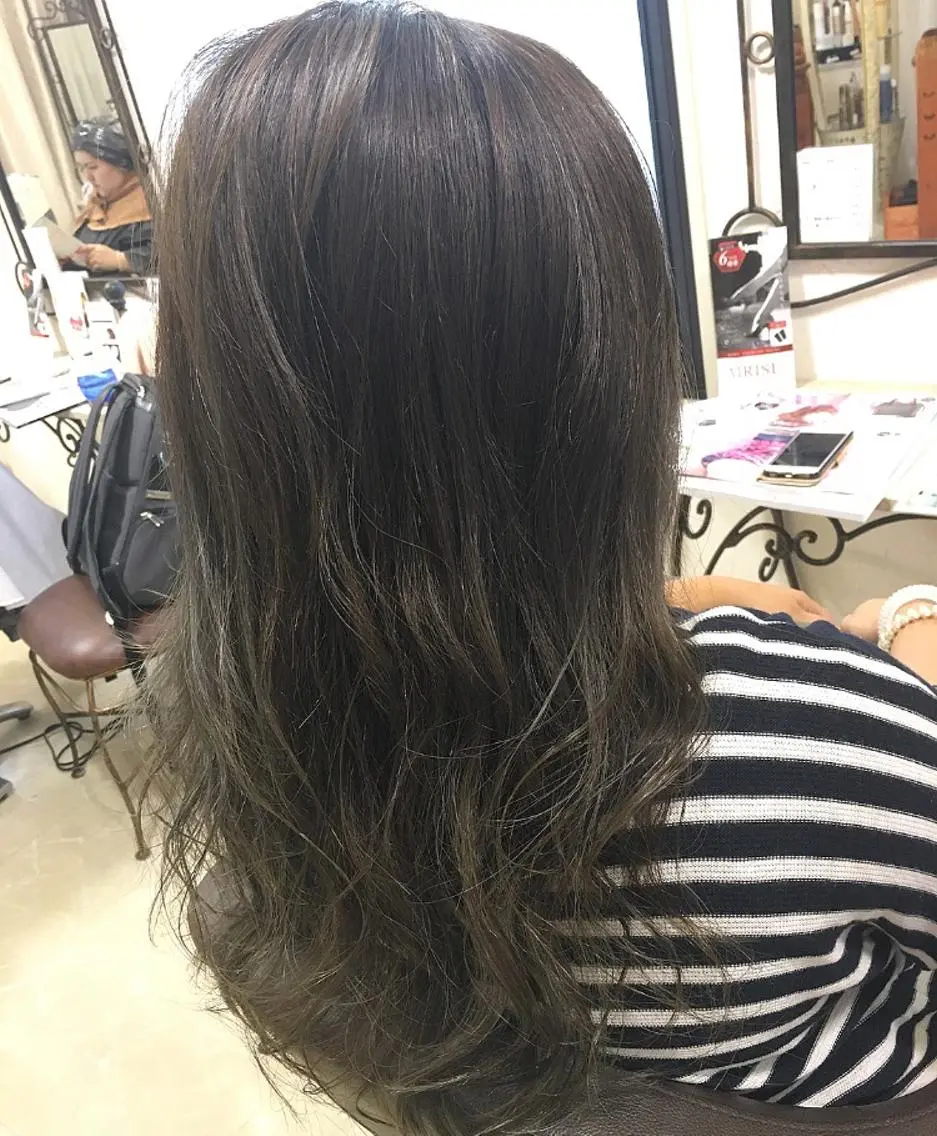 ロング カラー グレージュ ハイライトカラー カーキグレージュ ハイライト RUMéL 🌙YUIのマツエク・マツパデザイン