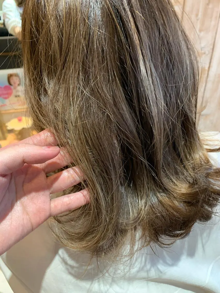 ミディアム カラー ハイライトカラー ハイライト CHIC 岩下真衣のヘアスタイル