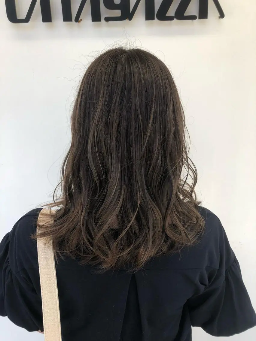ミディアム カラー グレージュ ハイトーンカラー 東條 克義のヘアスタイル