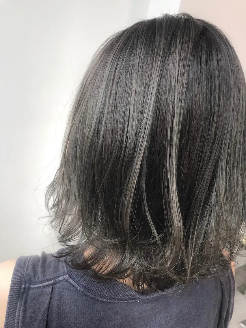 ミディアム カラー アッシュ グレージュ ハイライトカラー ハイライト 表参道/さあ や/大人ナチュラルのヘアスタイル