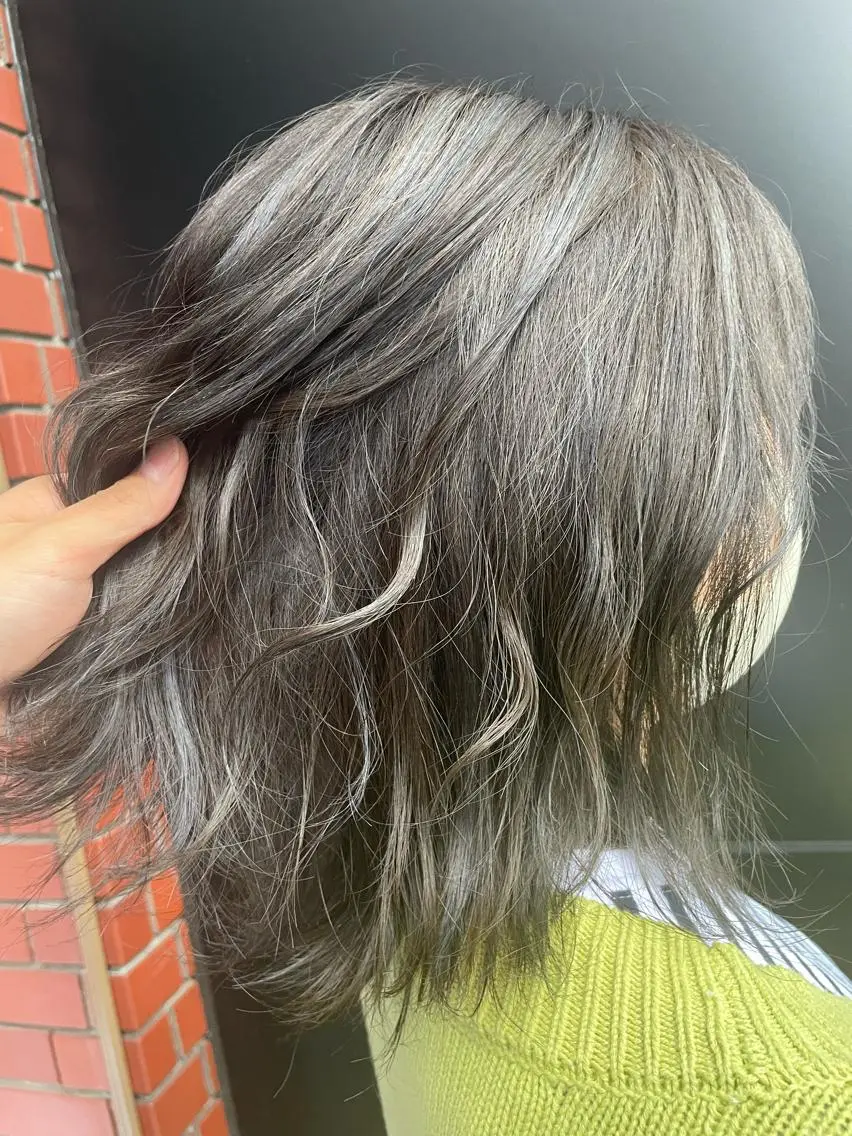カラー グレージュ ハイライトカラー シルバー 【柏メンズパーマ職人 】店長 KAZUMAのヘアスタイル