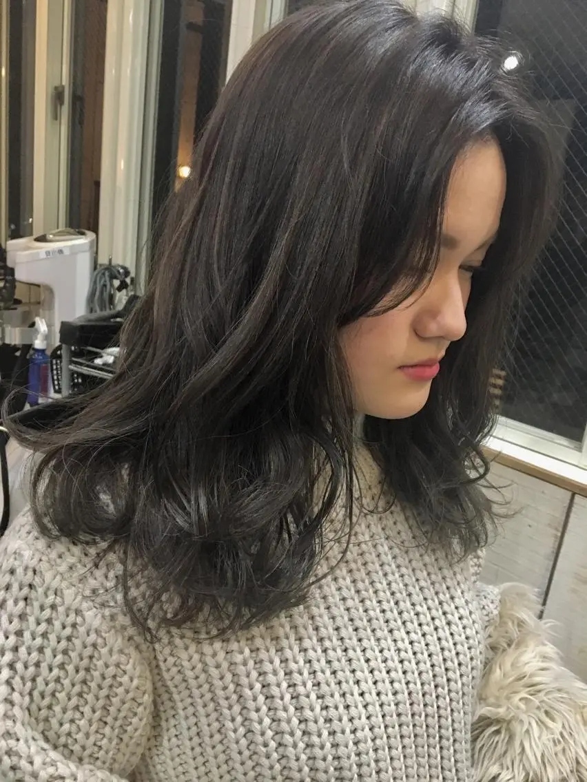 セミロング ハイライト 鷺谷 玲奈のヘアスタイル