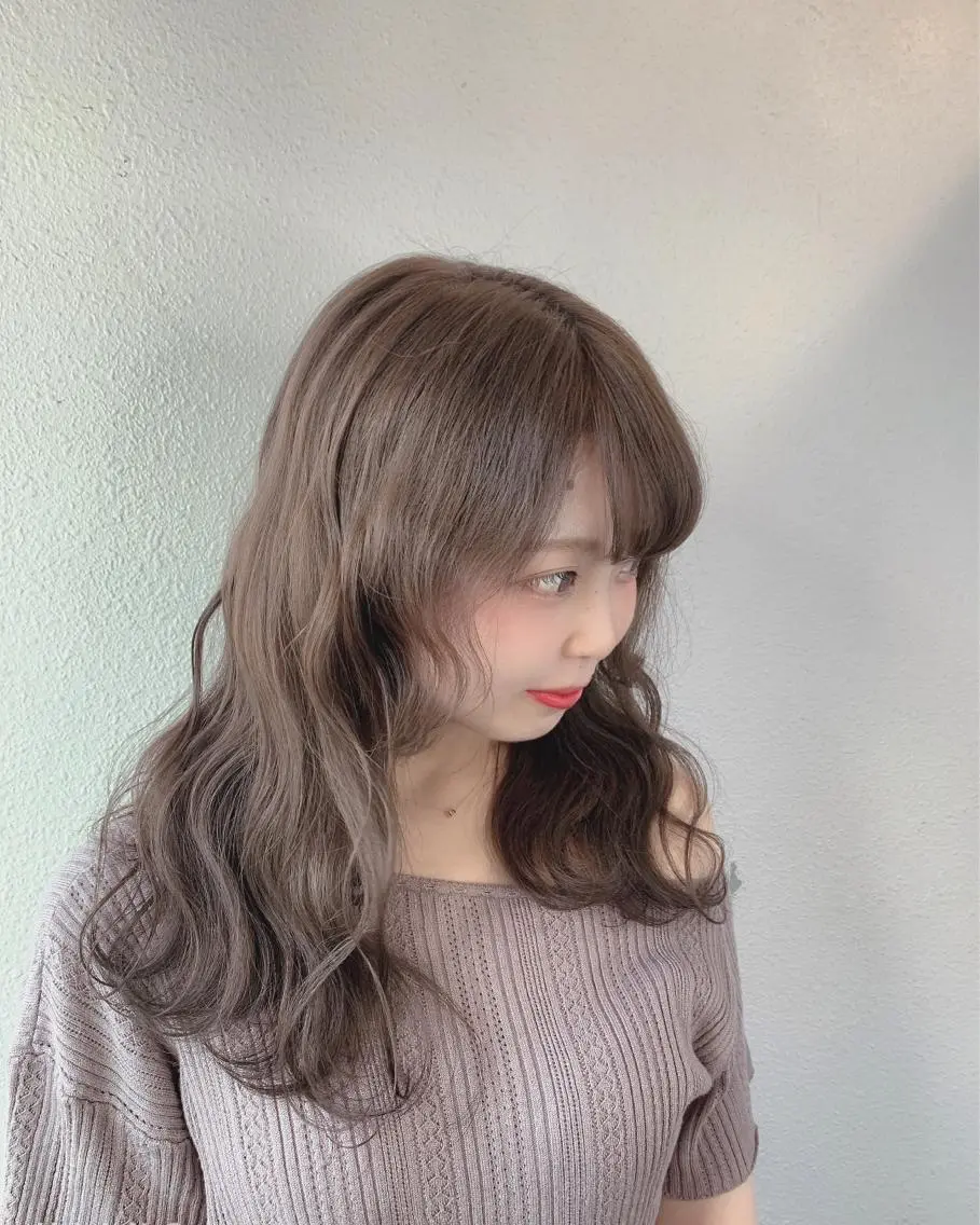 ミディアム カラー グレージュ ハイトーンカラー ハイトーングレージュ ヘアカラー 似合わせ/ カラー.岡田友仁のヘアスタイル