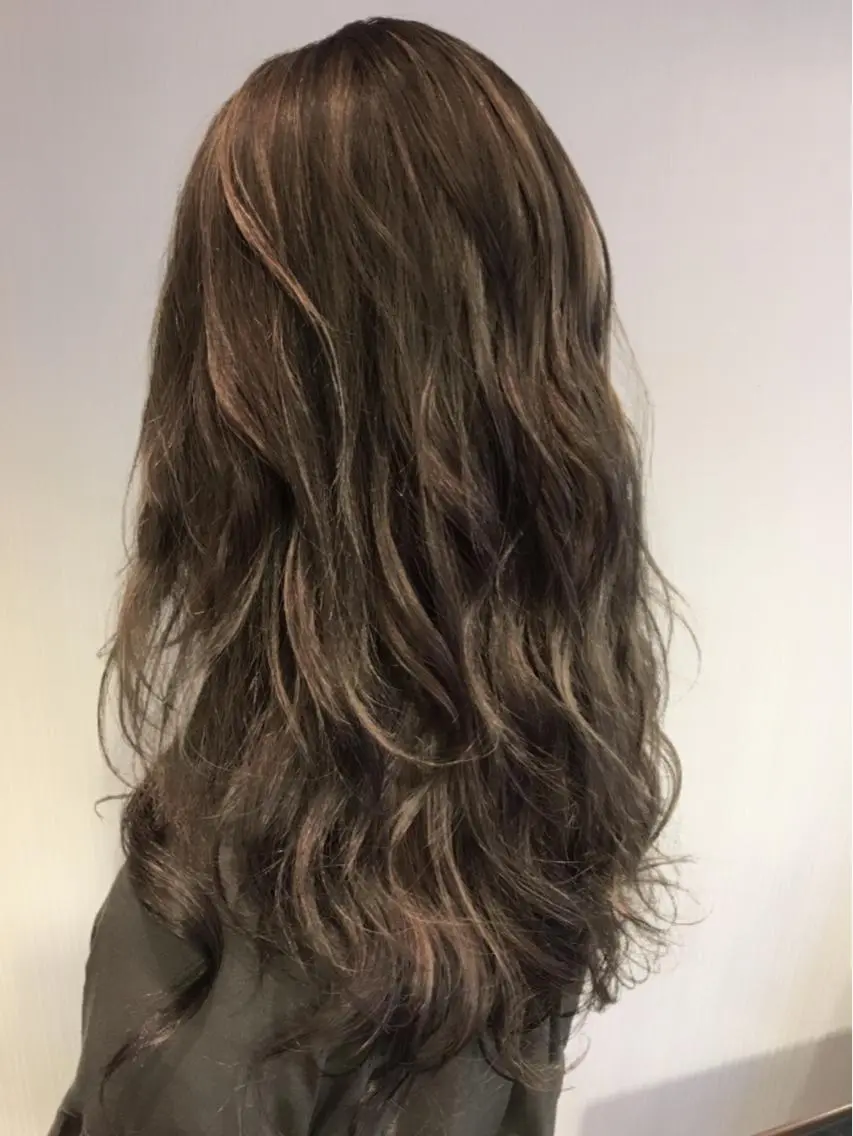 ロング カラー パーマ ブリーチ ハイライトカラー ハイトーンカラー ハイライト 【mokuオーナー】 ちはるのヘアスタイル