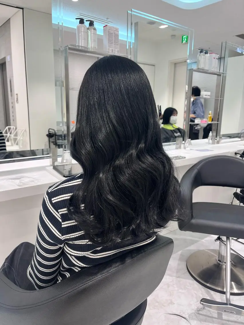 ロング カラー 黒髪 韓国風ヘア ラベンダー💜 グレージュ🩶のヘアスタイル
