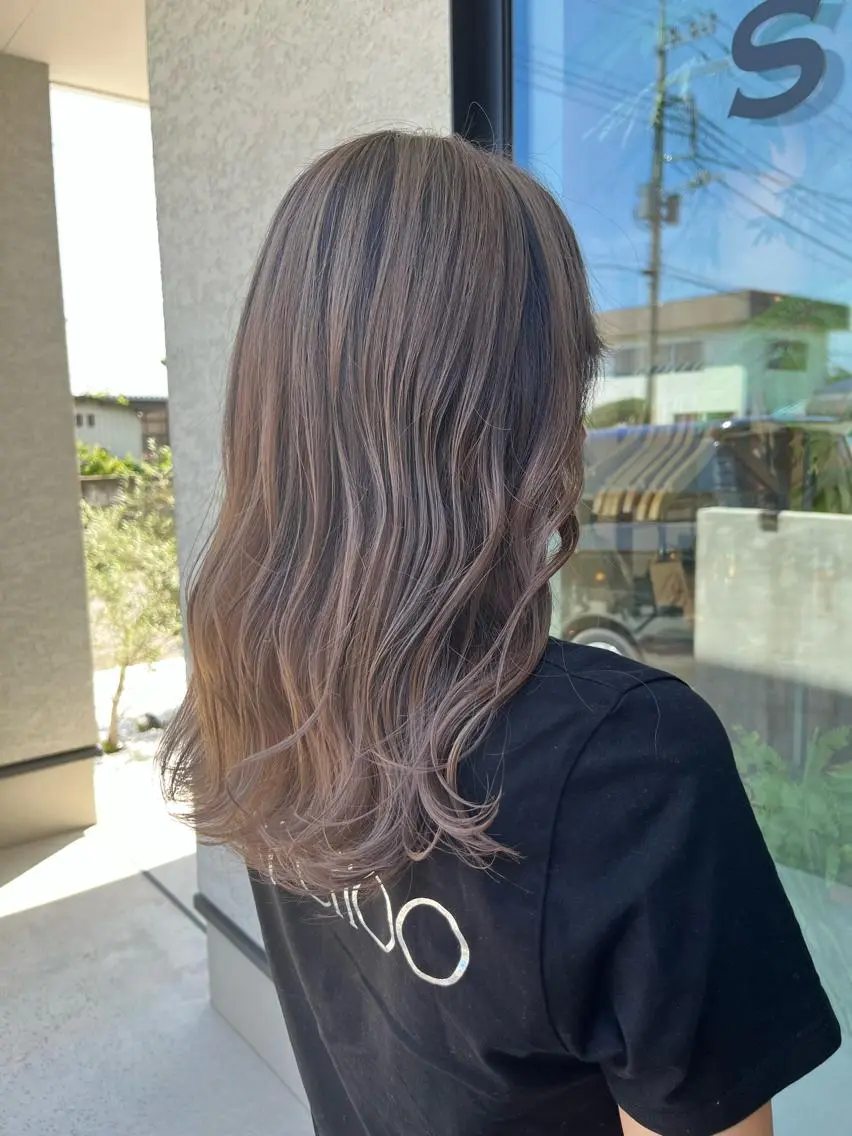 ロング カラー バレイヤージュ グレージュ ミルクティーグレージュ レイヤーカット 手塚 亮汰のヘアスタイル