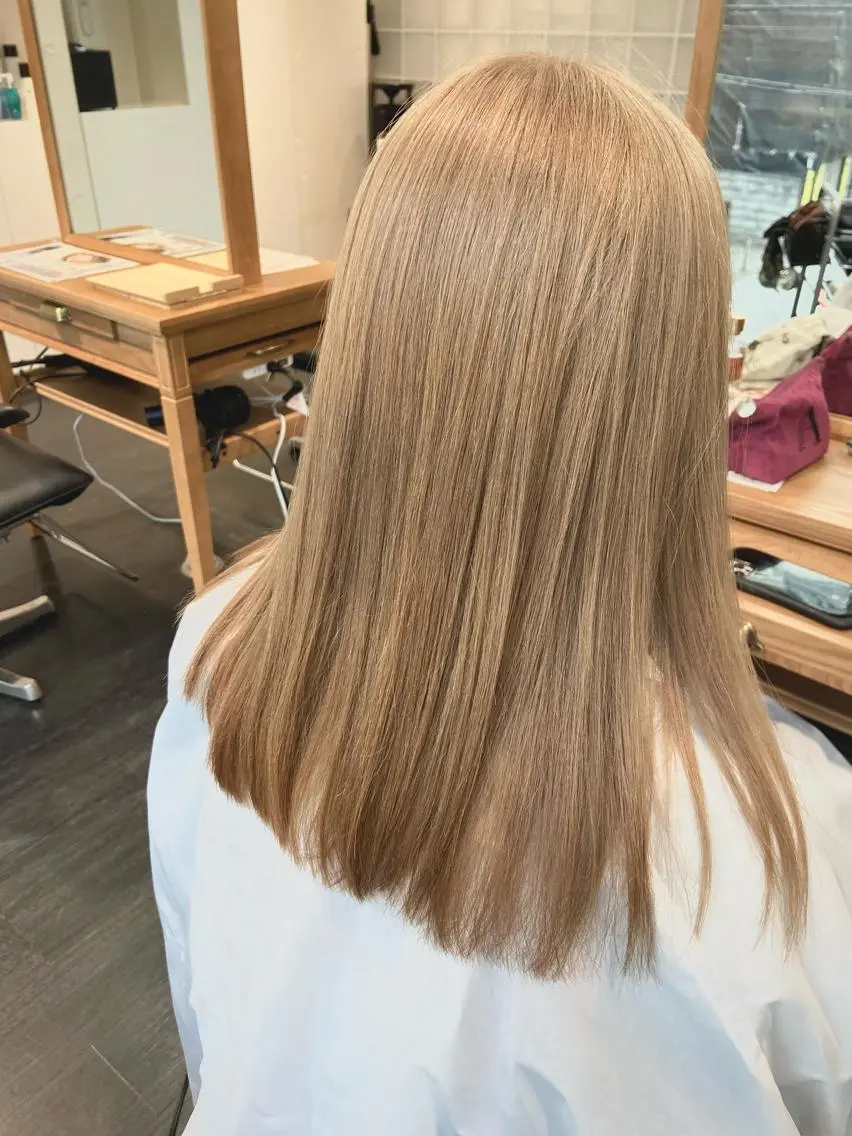 ロング shiori ベージュカラーのヘアスタイル