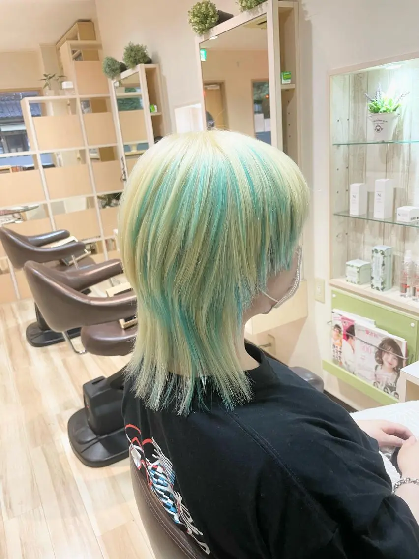ミディアム カラー 🌈派手髪ハイトーン 🌈鈴木亮太🌈のヘアスタイル