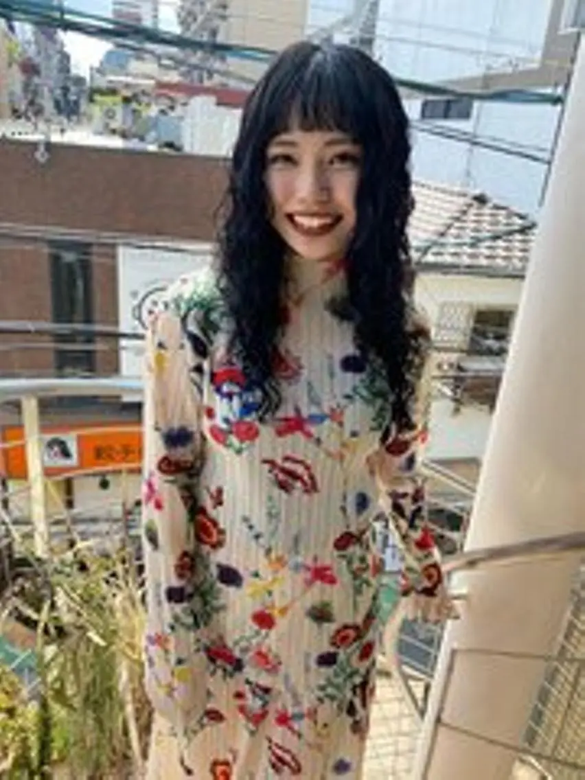カラー パーマ qiie リタッチ 黒染め　ワンカラーのヘアスタイル