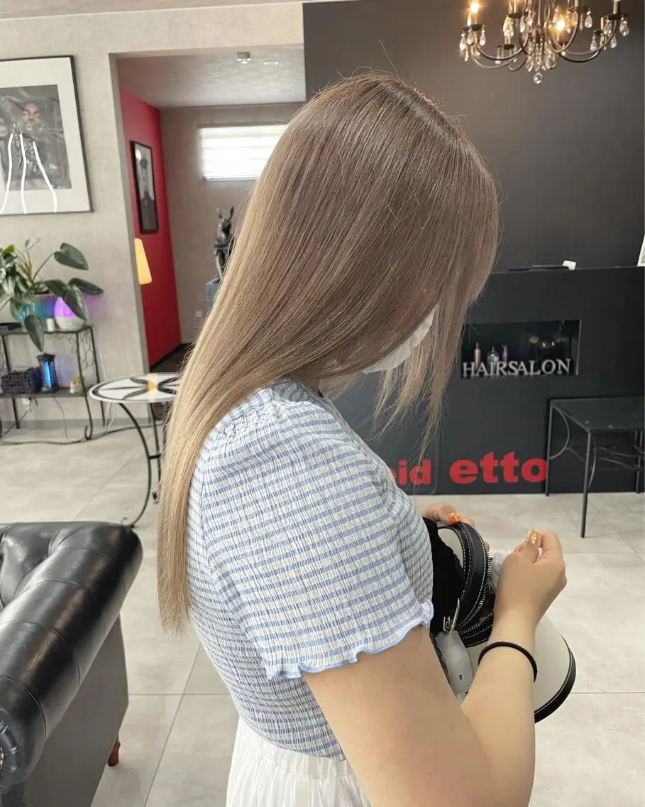 ロング カラー ベージュカラー ミルクティーベージュ カット ヘアカラー 袴田 伊代のヘアスタイル