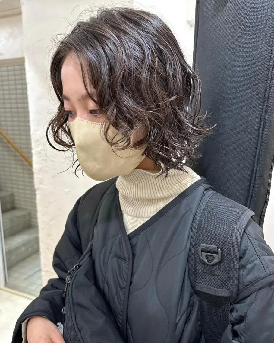 ショート カラー パーマ 切りっぱなしボブ 前下がりボブ ショートボブ 黒髪 ハイトーンカラー 髪質改善 縮毛矯正/ レイヤー/銀座/本木のヘアスタイル