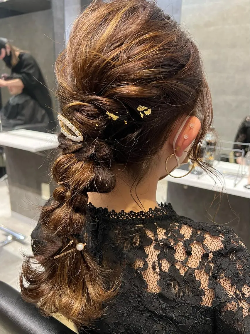 ロング カラー ヘアアレンジ ベージュカラー ブリーチ ダブルカラー ミルクティーベージュ ヨシンモリ hiiko顔まわり カットのヘアスタイル