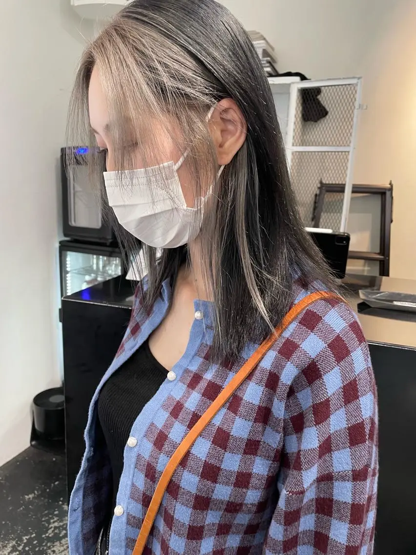 ロング カラー パーマ ヘアアレンジ メンズ キッズ ネイル マツエク・マツパ アイブロウ メンズブリーチ ブリーチ ダークグレー シルバー ホワイトシルバー カット ヘアカラー トリートメント 艶ハイトーン/ヘア アレンジAYAKAのヘアスタイル