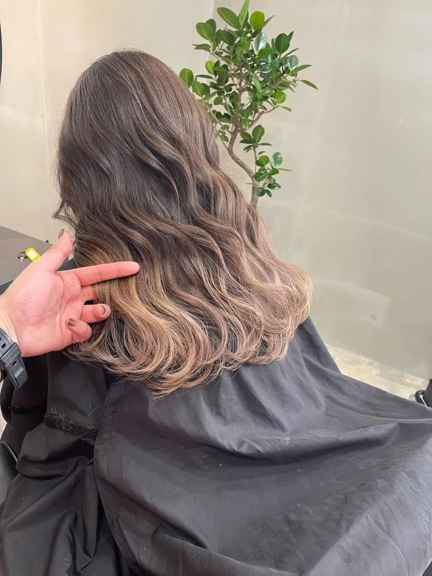 セミロング カラー ベージュカラー グラデーションカラー オレンジ オレンジベージュ カット ヘアカラー 阪田 素規のヘアスタイル