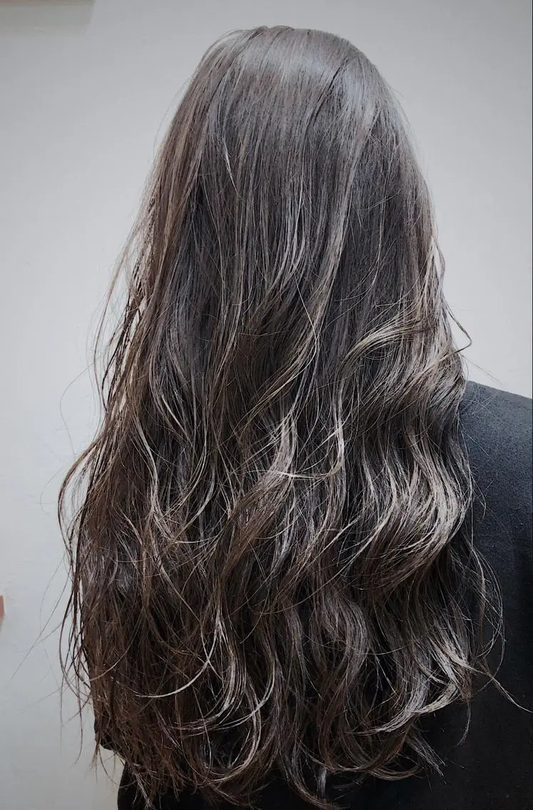 セミロング カラー ベージュカラー ハイライトカラー シルバー シルバーベージュ ハイライト 360°キレイな ショートカットのヘアスタイル