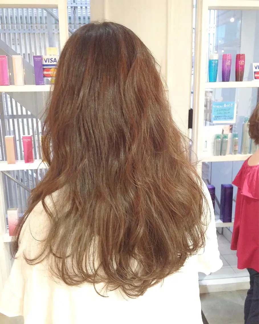 ロング カラー グレージュ イルミナカラー トリートメント 榎園 由美のヘアスタイル