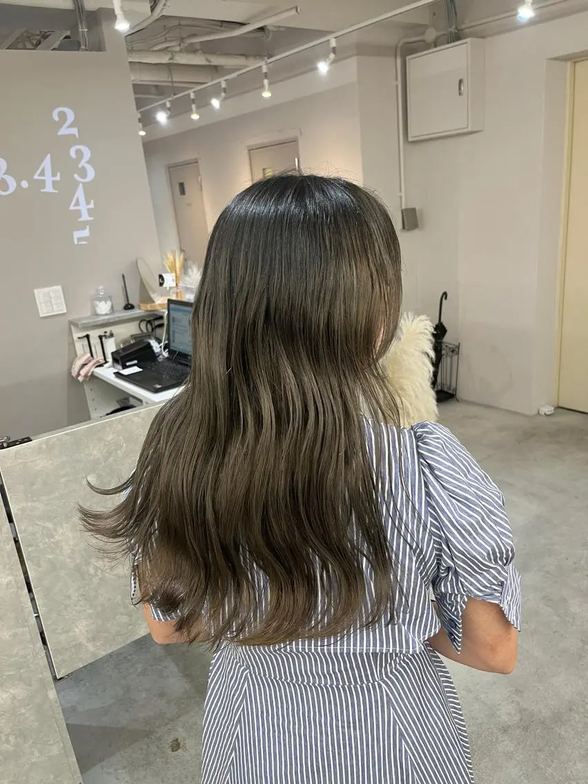 ロング カラー グレージュ/透け感 カラー/透明感カラーのヘアスタイル