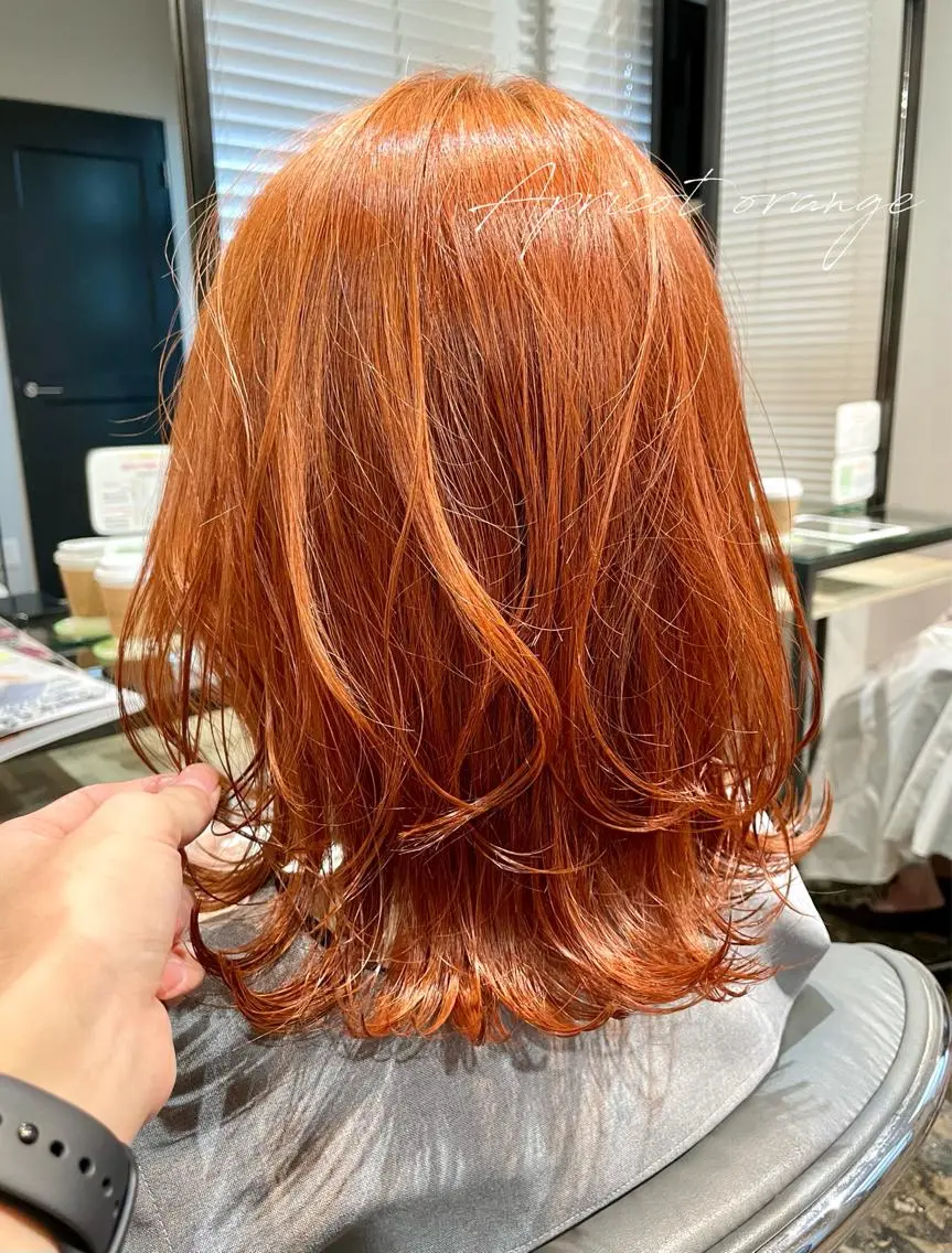 セミロング カラー ベージュカラー ブリーチ オレンジ オレンジベージュ 元町神戸 國井椋介のヘアスタイル