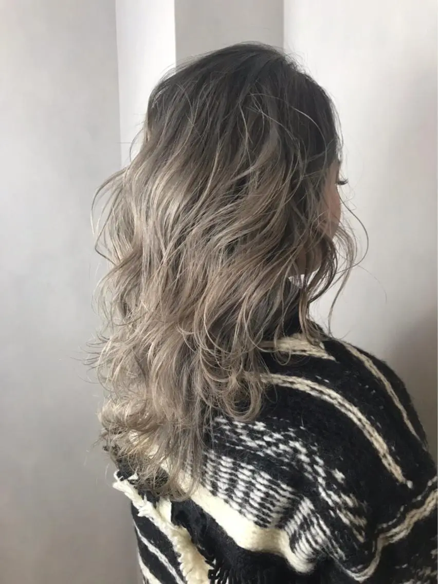 ロング カラー バレイヤージュ グラデーションカラー グレージュ ハイトーンカラー シルバー ヘアカラー BROCANTE立川 karasawa.nのヘアスタイル