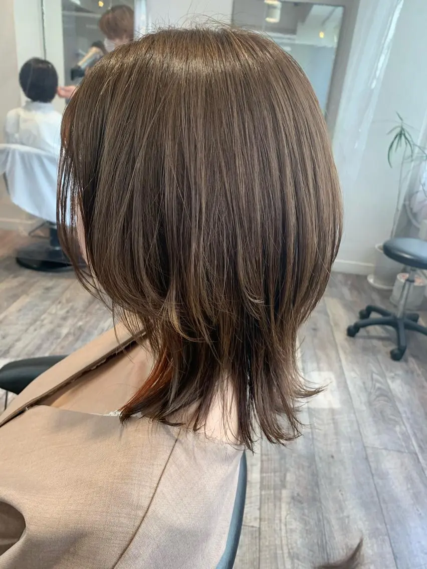ミディアム カラー パーマ ヘアアレンジ メンズ キッズ ネイル マツエク・マツパ メンズウルフカット ベージュカラー フォギーベージュ オレンジ カラーマツエク ウルフレイヤーカット /チヒロのヘアスタイル