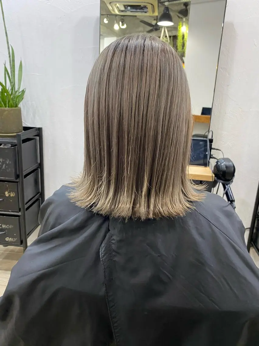 ミディアム カラー ヘアアレンジ グレージュ ミルクティーグレージュ ブリーチダブルカラー ハイライト/山本喜熙のヘアスタイル