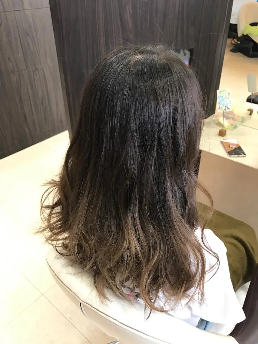 セミロング カラー グラデーションカラー カット ヘアカラー Oopsレイヤー 加藤澄都のヘアスタイル