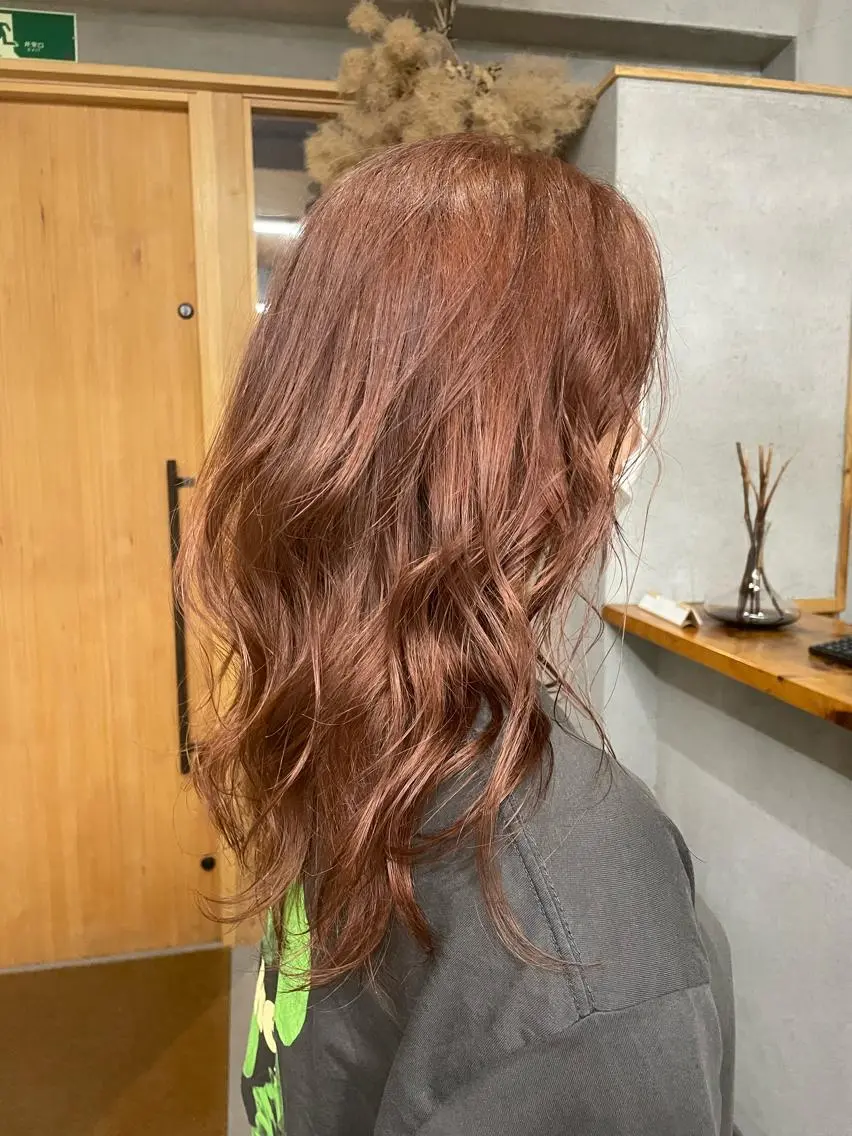 セミロング カラー ブリーチ ブラウンカラー オレンジ オレンジブラウン ヘアカラー ヘッドスパ 岡田 真綾のヘアスタイル