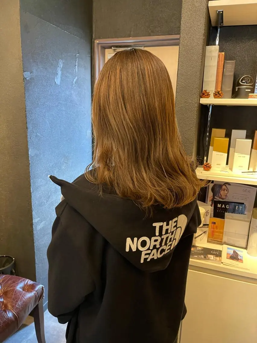 ミディアム カラー アッシュ アッシュグレー アッシュグレージュ グレージュ ヘアカラー トリートメント Avery SHINのヘアスタイル
