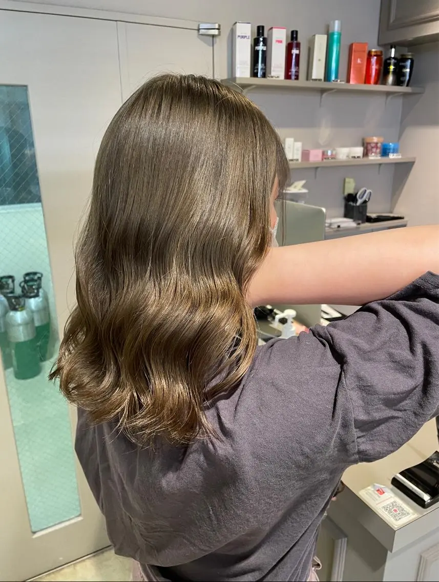 セミロング カラー 抜け感レイヤー︴ ニュアンスカラーのヘアスタイル