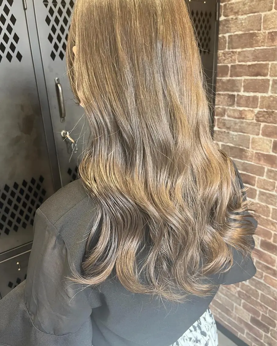 セミロング カラー パーマ ヘアアレンジ メンズ キッズ ネイル マツエク・マツパ アイブロウ 切りっぱなしボブ メンズブリーチ メンズハイトーン メンズ韓国風 黒髪 久木原 ゆりのヘアスタイル