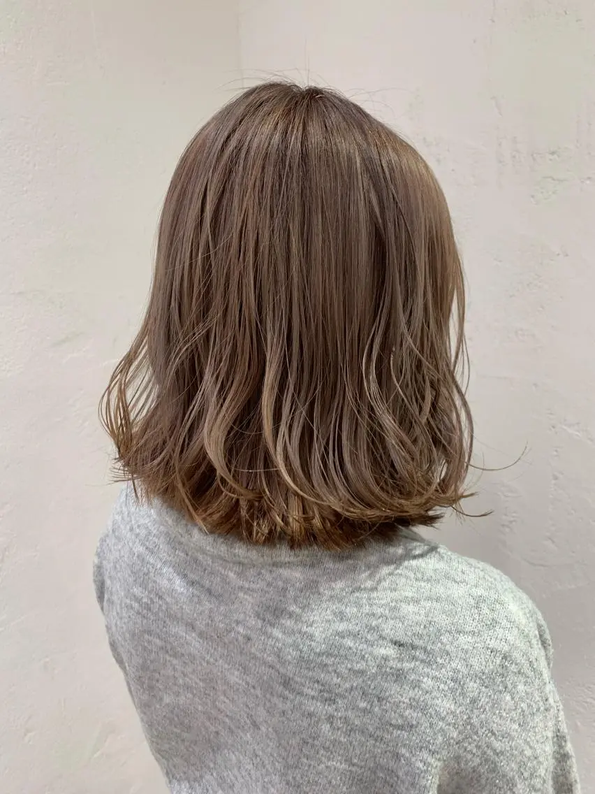 ミディアム カラー ヘアアレンジ ベージュカラー ミルクティーベージュ 🫧透明感カラー/ ボブ/小笠原汐海🪽のヘアスタイル