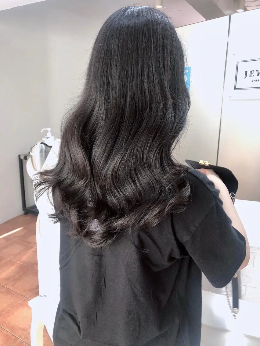 セミロング カラー 透明感カラー ダークグレー ヘアカラー トリートメント 韓国ヘア/レイヤー カット SAKURAのヘアスタイル
