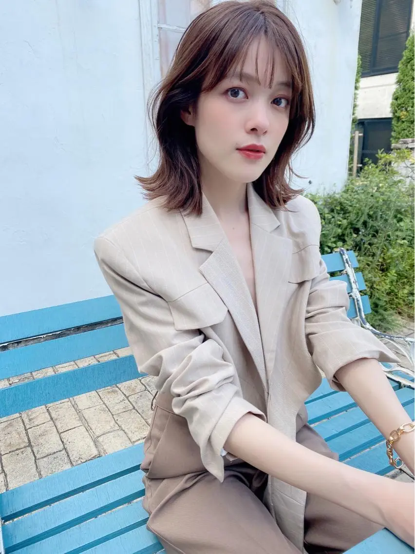 ミディアム レイヤーカット 鎌倉 彩のヘアスタイル