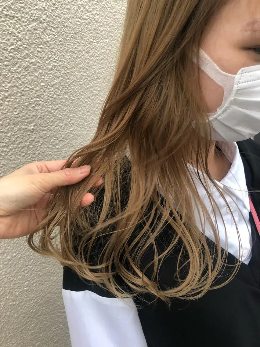 セミロング カラー ベージュカラー ブリーチ 古屋 花織のヘアスタイル