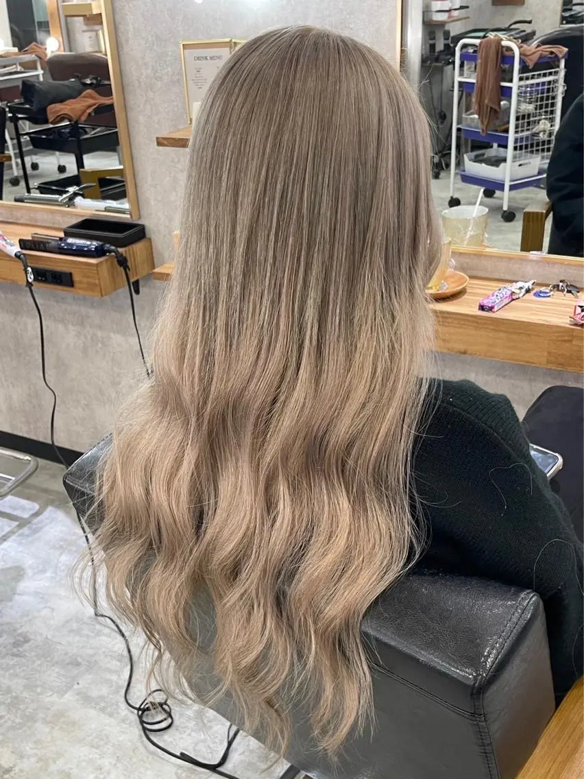 ロング 羽エクステ/ ハイトーンのヘアスタイル