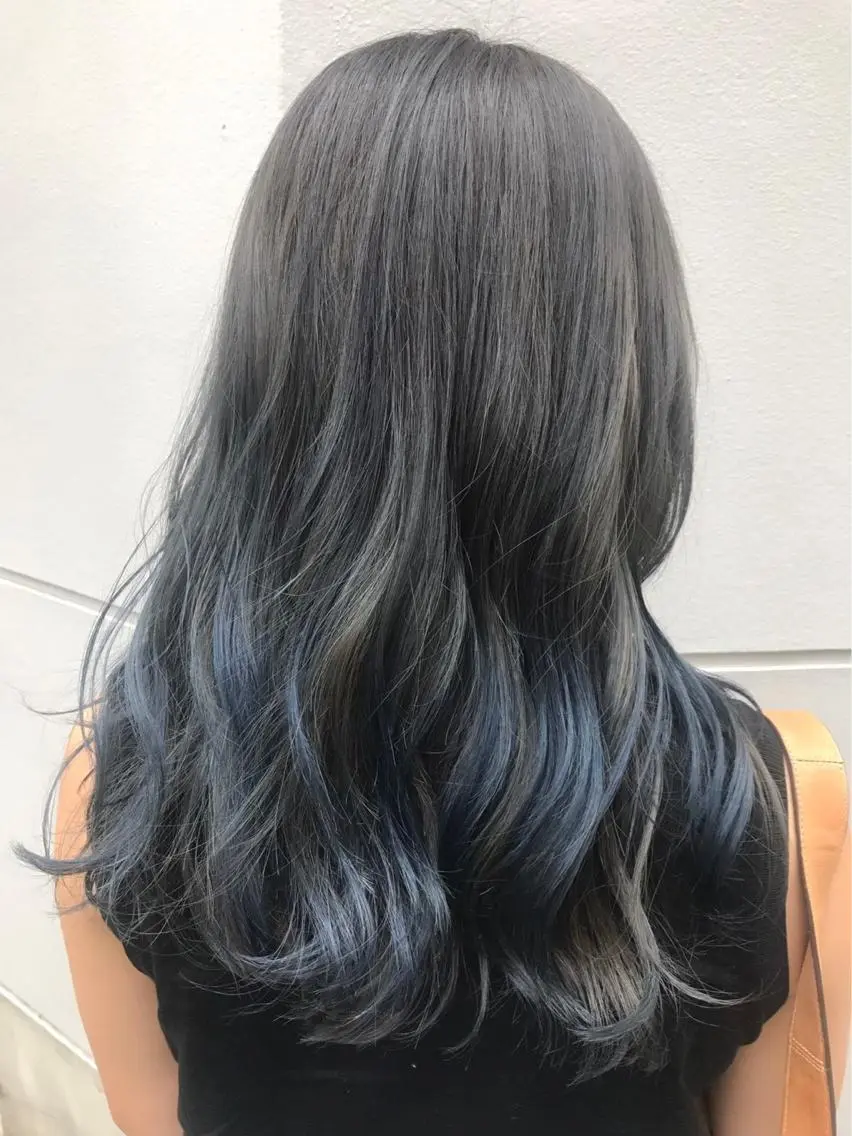 ロング カラー 黒髪 ブルーカラー ブルーブラック にった みずきのヘアスタイル