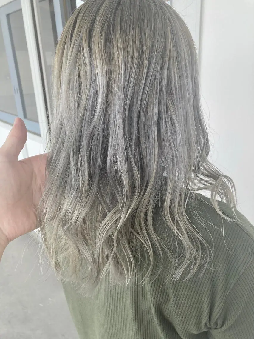 セミロング タカツド ユウキのヘアスタイル