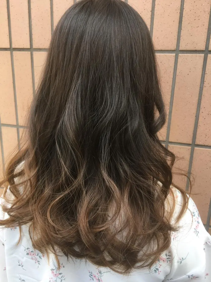 セミロング カラー パーマ ヘアアレンジ ブリーチ グラデーションカラー 【白髪ぼかし】 矢内　夏輝のヘアスタイル