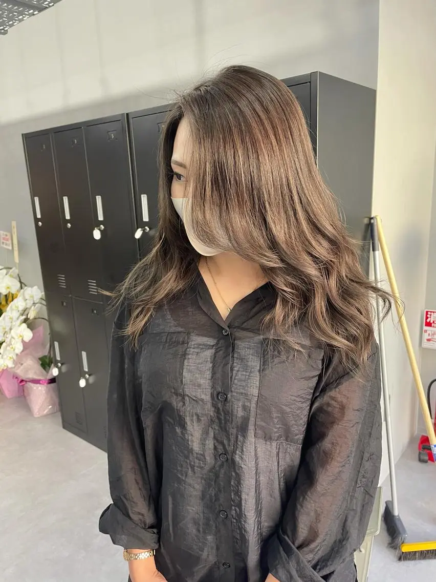 ミディアム カラー ベージュカラー カット ヘアカラー トリートメント レイヤーカット 西村あきやのヘアスタイル