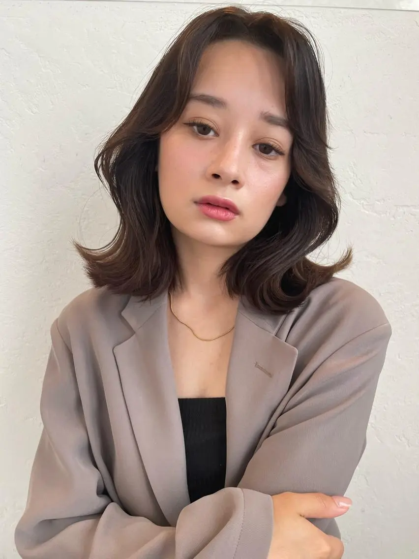 ミディアム カラー くびれヘア カット ヘアカラー トリートメント レイヤーカット🎀 kanaのヘアスタイル