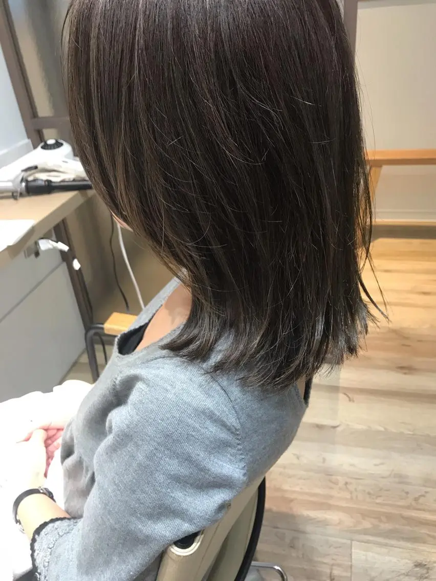 ミディアム カラー 透明感カラー グレージュ ハイライトカラー ハイライト ヘアカラー 稲荷 友美のヘアスタイル