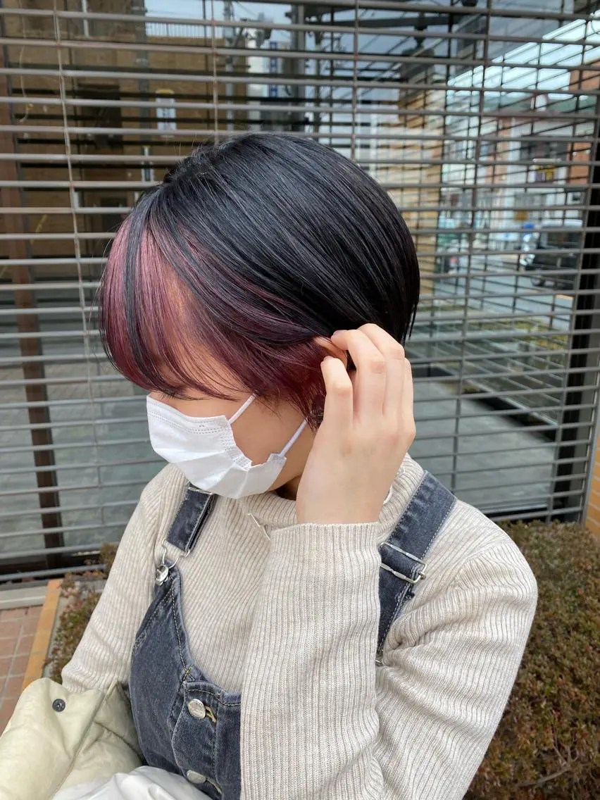 ショート カラー ヘアアレンジ ミストバング  フェイスフレーミング ピンクカラー 美髪矯正 韓国レイヤーのヘアスタイル