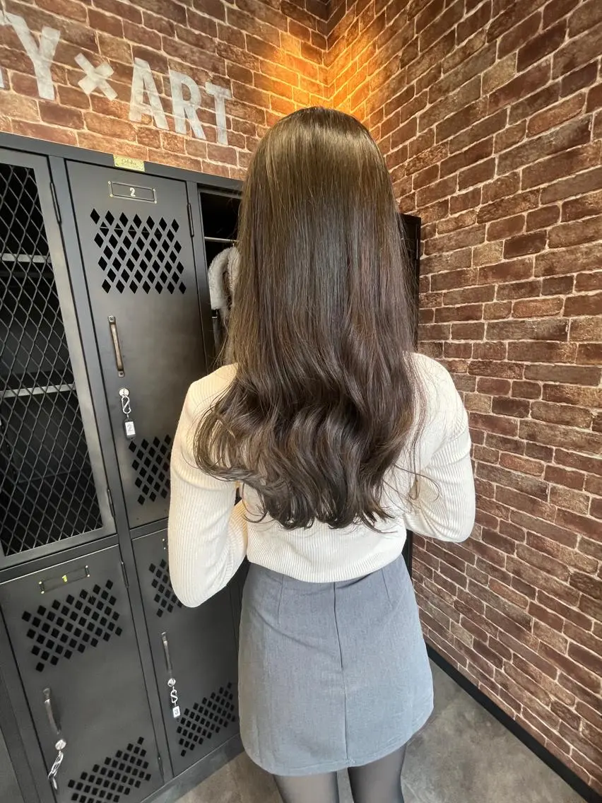 セミロング カラー パーマ ヘアアレンジ メンズ キッズ ネイル マツエク・マツパ アイブロウ アッシュ ベージュカラー 透明感カラー ミルクティーベージュ 眉カラー 久木原 ゆりのヘアスタイル
